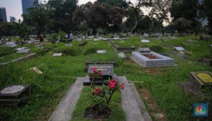 suasana-tempat-pemakaman-umum-tpu-menteng-pulo-di-jakarta-senin-27102025-1761557212410_169