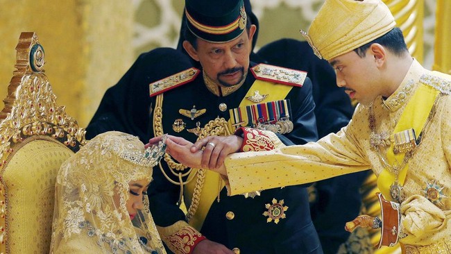 sultan-brunei-hassanal-bolkiah-memegang-lengan-putranya-pangeran-abdul-malik-untuk-memberkati-istri-baru-malik-dayangku-raabia-1786358489126_169