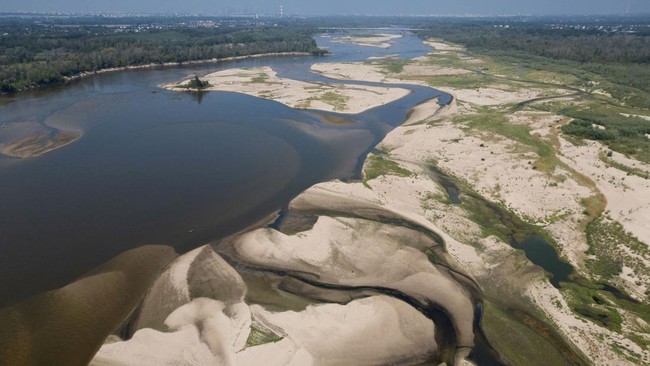tampilan-dari-drone-memperlihatkan-gosong-pasir-yang-muncul-di-permukaan-sungai-vistula-dekat-jozefowdi-pinggiran-warsawa-pola-1785897303805_169
