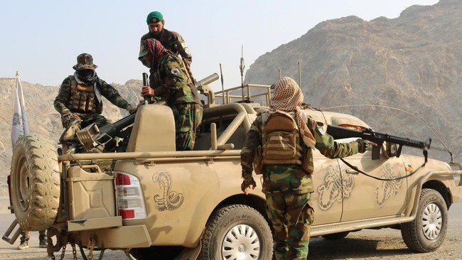 tentara-taliban-memuat-peluncur-roket-ke-dalam-kendaraan-setelah-terjadi-baku-tembak-antara-pasukan-pakistan-dan-afghanistan-d-1772190100401_169