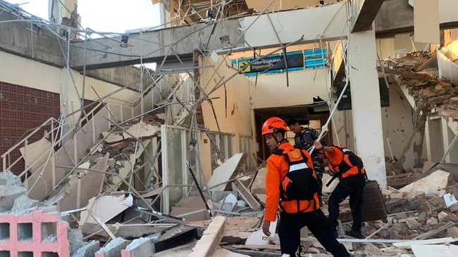 tim-sar-melakukan-penyisiran-bangunan-pelabuhan-laurentius-say-maumere-yang-rusak-akibat-gempa-di-kabupaten-sikka-nusa-tenggar-1786788262151_169-1