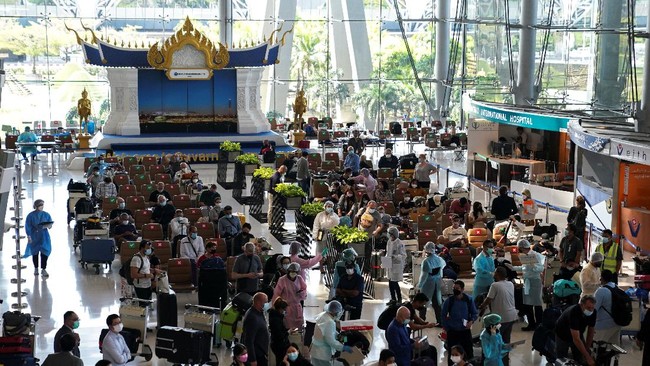 turis-asing-tiba-di-bandara-suvarnabhumi-di-hari-pertama-pembukaan-pariwisata-thailand-7_169