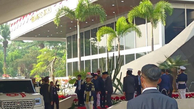wakil-presiden-gibran-rakabuming-tiba-di-sidang-tahunan-mpr-dan-sidang-bersama-dpr-dan-dpd-dalam-rangka-hut-ke-81-ri-di-gedung-1786668986463_169-1