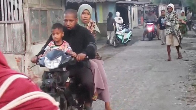 warga-berada-di-luar-rumah-mereka-setelah-gempa-berkekuatan-magnitudo-77-di-talibura-nusa-tenggara-timur-indonesia-sabtu-15820-1786757262170_169-1