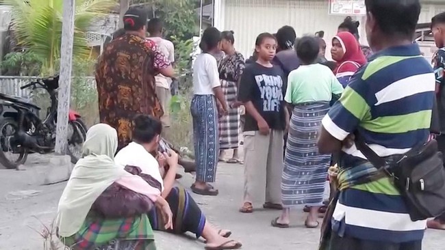 warga-berada-di-luar-rumah-mereka-setelah-gempa-berkekuatan-magnitudo-77-di-talibura-nusa-tenggara-timur-indonesia-sabtu-15820-1786757262260_169
