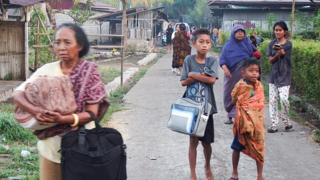 warga-berada-di-luar-rumah-mereka-setelah-gempa-berkekuatan-magnitudo-77-di-talibura-nusa-tenggara-timur-indonesia-sabtu-15820-1786759237134_169-1
