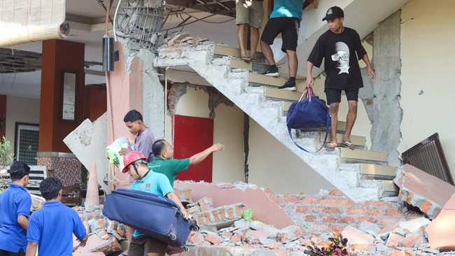 warga-dievakuasi-dari-bangunan-hotel-jayakarta-yang-runtuh-akibat-gempa-bermagnitudo-77-di-labuan-bajo-nusa-tenggara-timur-ind-1786759013072_169
