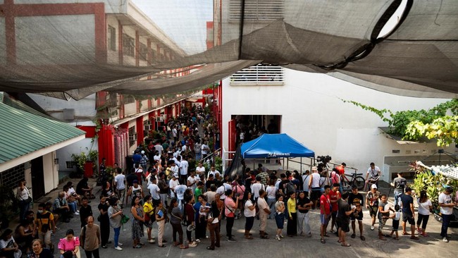 warga-filipina-memberikan-suara-dalam-pemilihan-paruh-waktu-di-taguig-city-metro-manila-filipina-senin-1252025-reuterslisa-mar-1747030332380_169