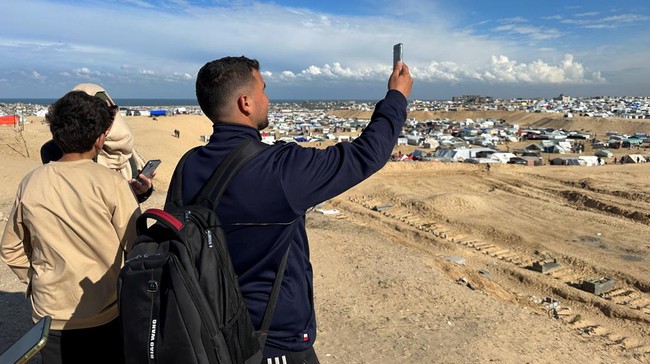 warga-gaza-mencari-sinyal-seluler-hingga-perbatasan-mesir-reutersmohammed-salem_169