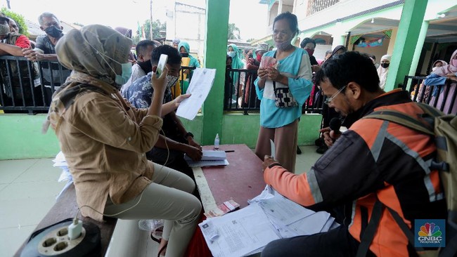 warga-menerima-bantuan-langsung-tunai-blt-di-sawangan-depok-selasa-1622021-pemerintah-melalui-kementerian-sosial-kemensos-tahu-14_169