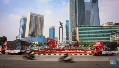 warga-mengikuti-upacara-peringatan-hut-ke-79-republik-indonesia-ri-di-kawasan-bundaran-hotel-indonesia-hi-jakarta-sabtu-178202_169