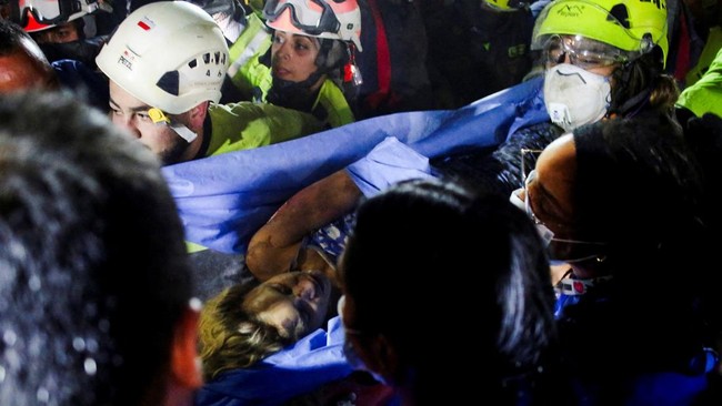 warga-sedang-membersihkan-puing-puing-pascagempa-bumi-di-pereira-kolombia-selasa-1182026-reutersjuan-david-duque-1786506783772_169
