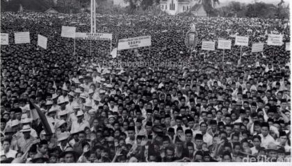 warga-sukabumi-menyemut-di-lapang-merdeka-saat-mendengarkan-pidato-dari-bung-karno-1_169