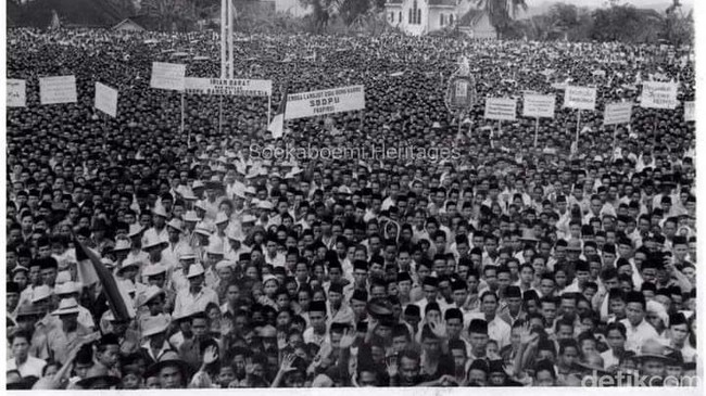 warga-sukabumi-menyemut-di-lapang-merdeka-saat-mendengarkan-pidato-dari-bung-karno-1_169