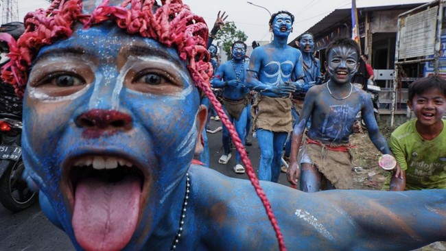 warga-yang-mengenakan-kostum-kreasi-berpartisipasi-dalam-karnaval-budaya-jalanan-untuk-merayakan-hut-ke-81-kemerdekaan-indones-1786888035985_169