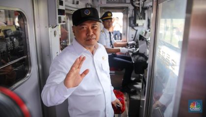 menteri-perhubungan-dudy-purwagandhi-dan-direktur-utama-pt-kereta-api-indonesia-persero-bobby-rasydin-ikut-menaiki-krl-commute-1769582847990_169