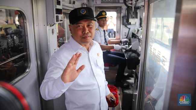 menteri-perhubungan-dudy-purwagandhi-dan-direktur-utama-pt-kereta-api-indonesia-persero-bobby-rasydin-ikut-menaiki-krl-commute-1769582847990_169