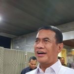 menteri-pertanian-sekaligus-kepala-badan-pangan-nasional-bapanas-amran-sulaiman-saat-ditemui-usai-rapat-di-kompleks-parlemen-j-1788256987904_169
