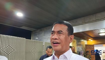 menteri-pertanian-sekaligus-kepala-badan-pangan-nasional-bapanas-amran-sulaiman-saat-ditemui-usai-rapat-di-kompleks-parlemen-j-1788256987904_169