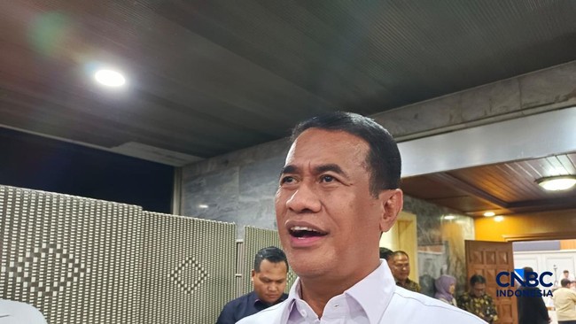 menteri-pertanian-sekaligus-kepala-badan-pangan-nasional-bapanas-amran-sulaiman-saat-ditemui-usai-rapat-di-kompleks-parlemen-j-1788256987904_169
